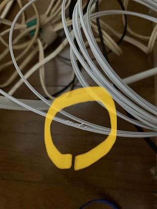 うさぎに噛まれた光ファイバーケーブル