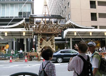 京都・四条通山鉾建て