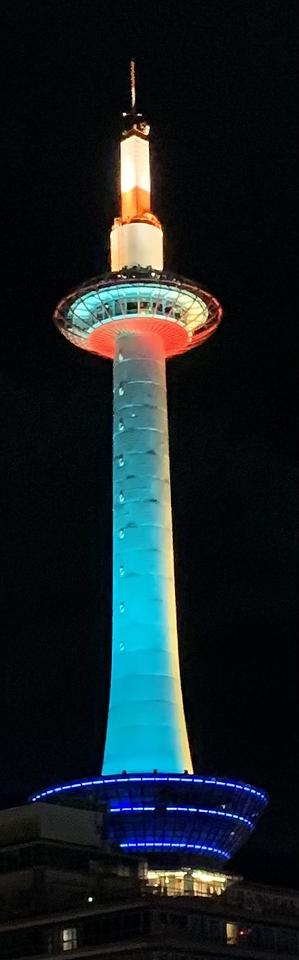 初めての京都タワーの色