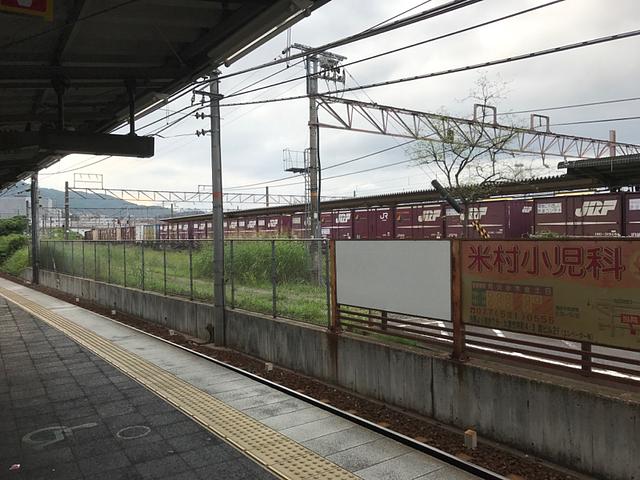 貨物列車が止まる駅