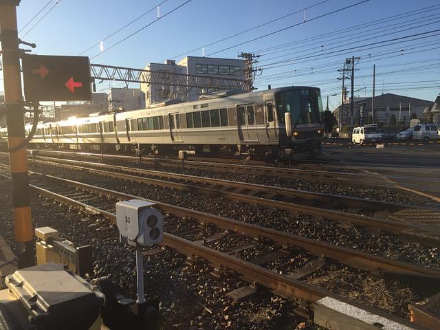 寒いけど、北からの新快速雪積んでない^^;