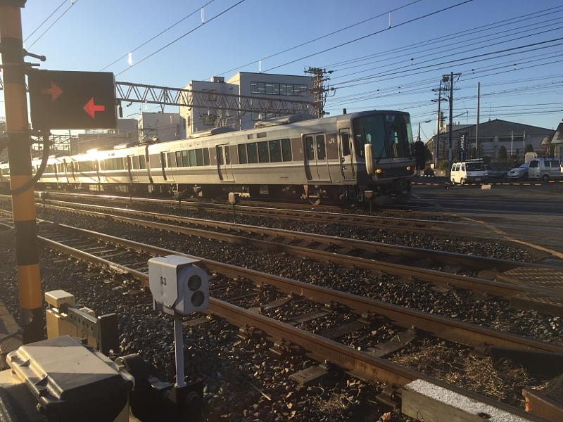 寒いけど、北からの新快速雪積んでない^^;