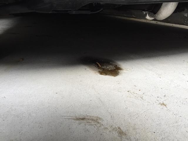 車のエンジン下に油溜まり、原因は、やはり…