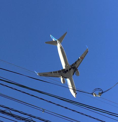 豊中では、真上に飛行機