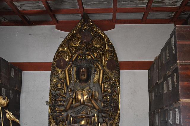 千手観音が手を上で組む