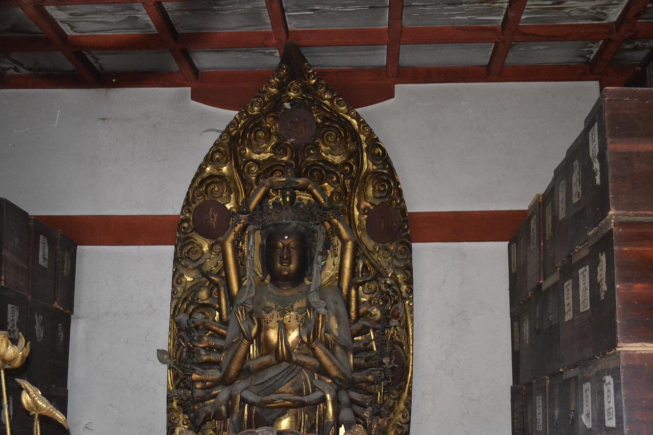 千手観音が手を上で組む