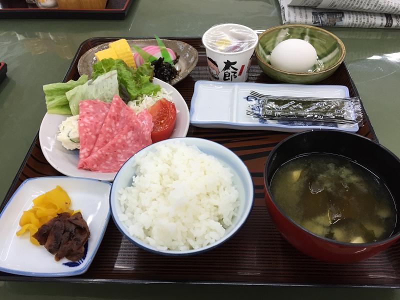 宿の朝食ボリューム満点！