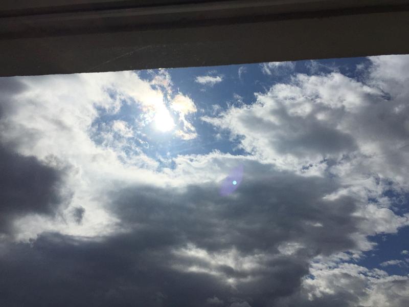 雲の切れ目から太陽が…