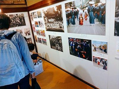 〇運よく、６月26日まで「日野祭　８５０年の歴史」展が開催中<!-- PARAGRAPH_BREAK -->いよいよ、お楽しみの<b>「郷土料理」</b>をいただく時間です。<br>このお料理は、日野の町とお料理が大好きなおばちゃん達が運営する「日野の伝統料理を継承する会」の皆様のボランティア活動で、心くばりが至る所に感じられました。<br><img src=