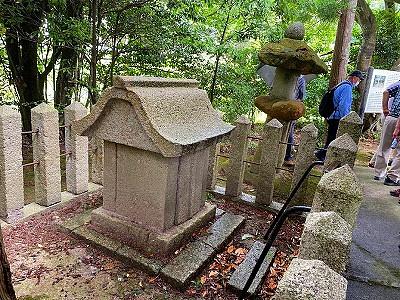 石祠の中に墓碑がある