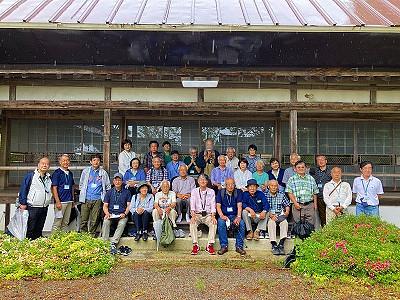 西明寺で　中央に僧侶にも入っていただき　＜合掌＞