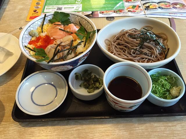 お昼は、海鮮丼