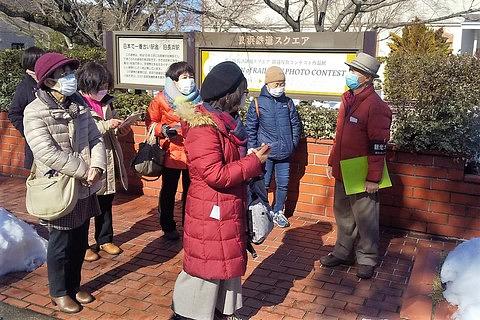 鉄道スクエアの前で説明を聞いている写真