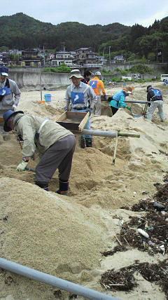 砂ふり作業（2012吉里吉里クリーンＰ第 3 期 6/14～18）