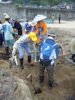 吉里吉里海岸清掃中（2012吉里吉里クリーンＰ第2期 5/31～6/4）