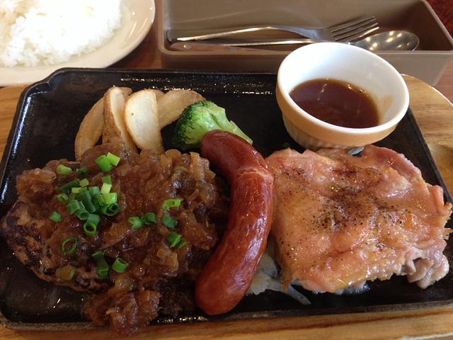 ハンバーグと鶏