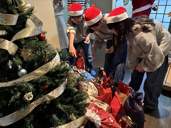 クッキーを焼いている間に自分のプレゼントを探しに行きます