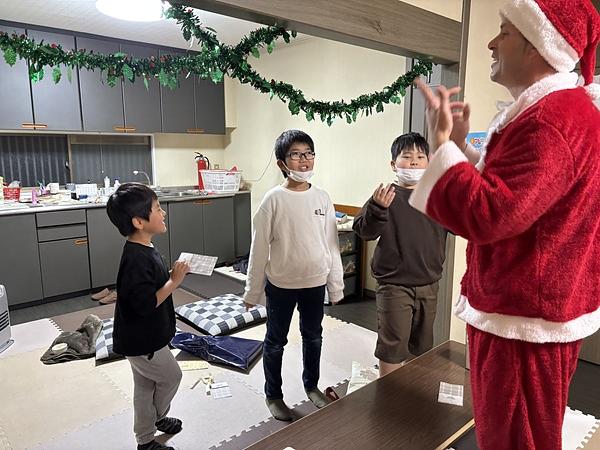 待っている間にBen 先生に教えてもらったSanta Claus is Coming to town を歌います