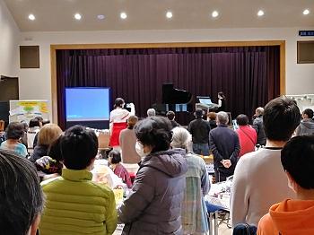 この日はステージの上も大忙しでした