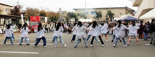 オープニングは、ADGWによるキッズダンスから