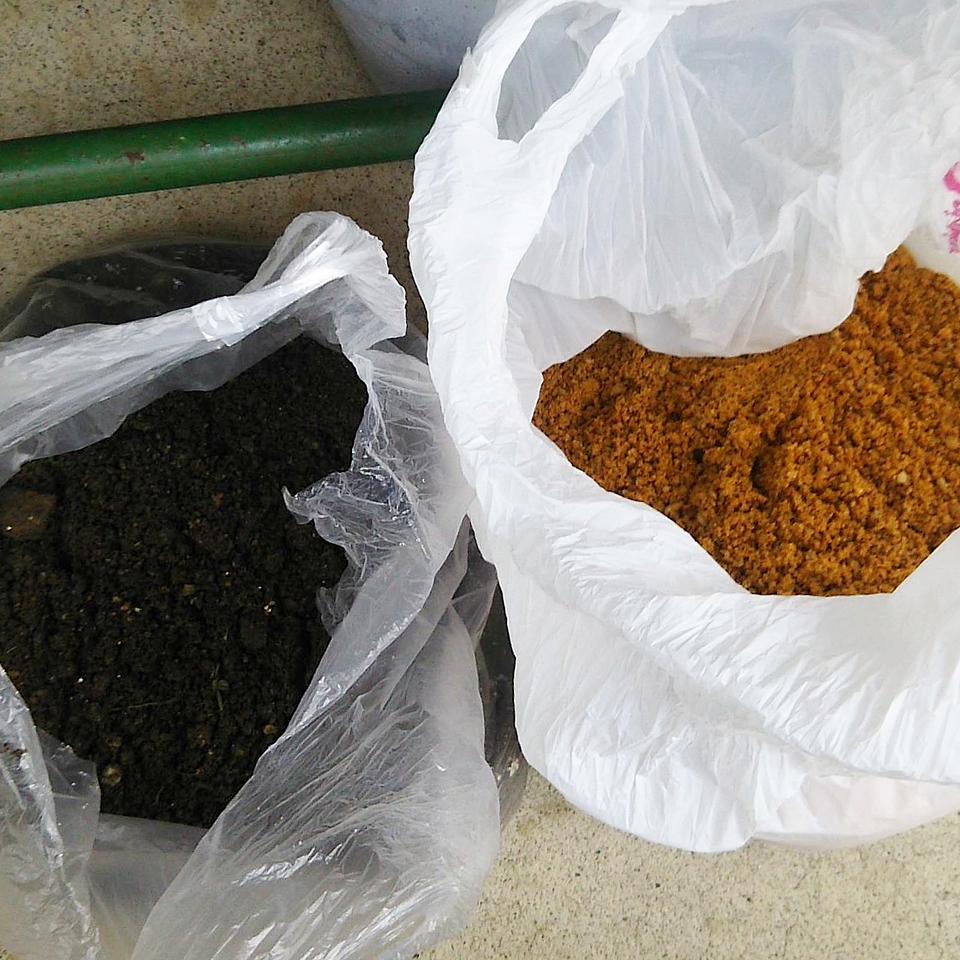 小学校のグラウンドと畑の土