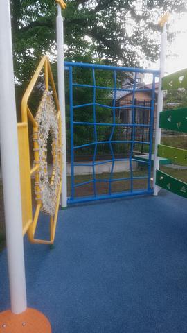 よく見ると切込み接ぎ（きりこみはぎ）の石垣のような模様です