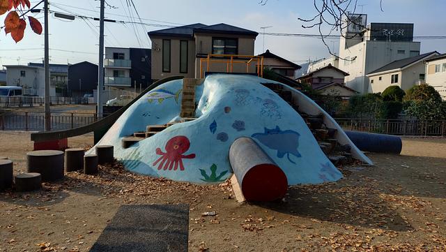 ペイントされた複合遊具、裏側は可愛いくじらです