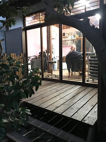 緑の中の小さなデッキ