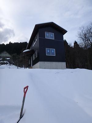 現場は雪の中