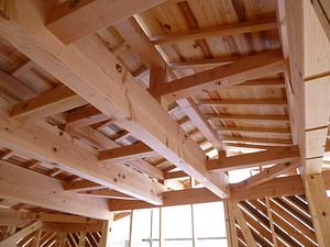 素材を生かした家