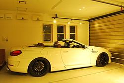 ガレージハウスでもある湖畔の店舗