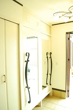 製作した白い玄関収納