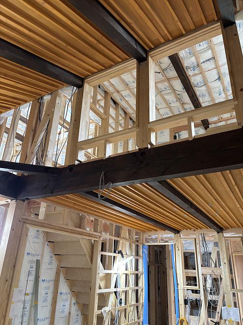 天井デザイン　梁と吹抜け