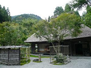 葛川沿いに建つ古民家
