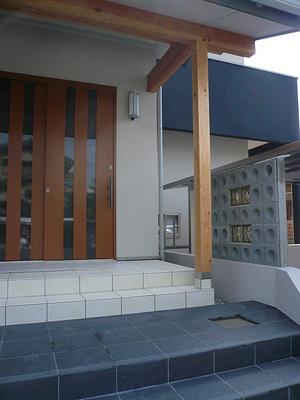 モノトーンの外観とウッドデッキ