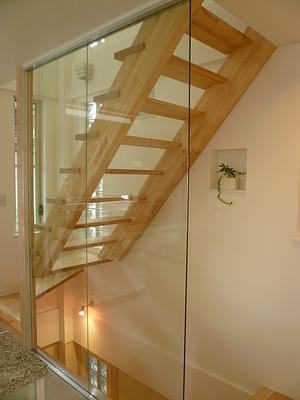 ガラスの壁の階段