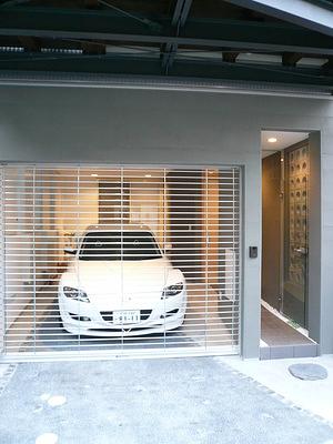 ガラスドアとパイプシャッター