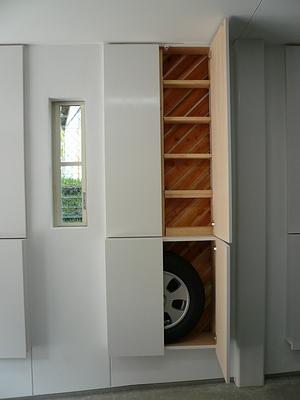 白い壁のガレージ　　ﾀｲﾔｹｰｽ