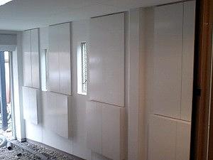 白い壁のガレージ