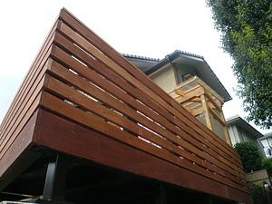 鉄骨と木と樹脂配合の床材デッキ