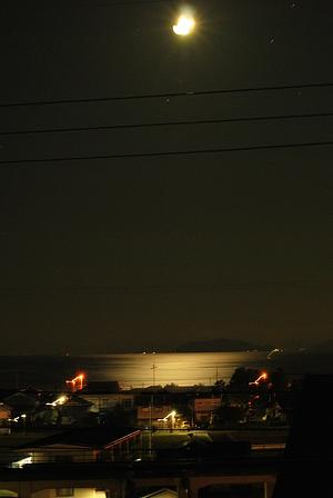 月夜と沖島