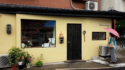 食堂カウとペンケースと